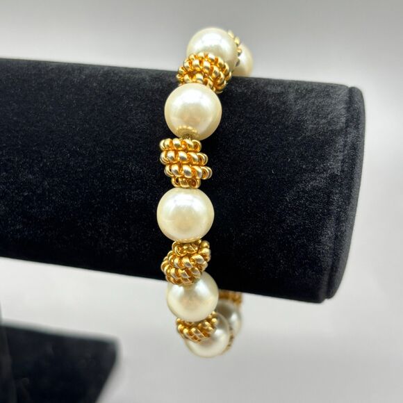 Vintage Anne Klein Gold Tone Faux Pearl Bracelet 7.5" 10mm Beads Classic Design - Picture 1 of 8